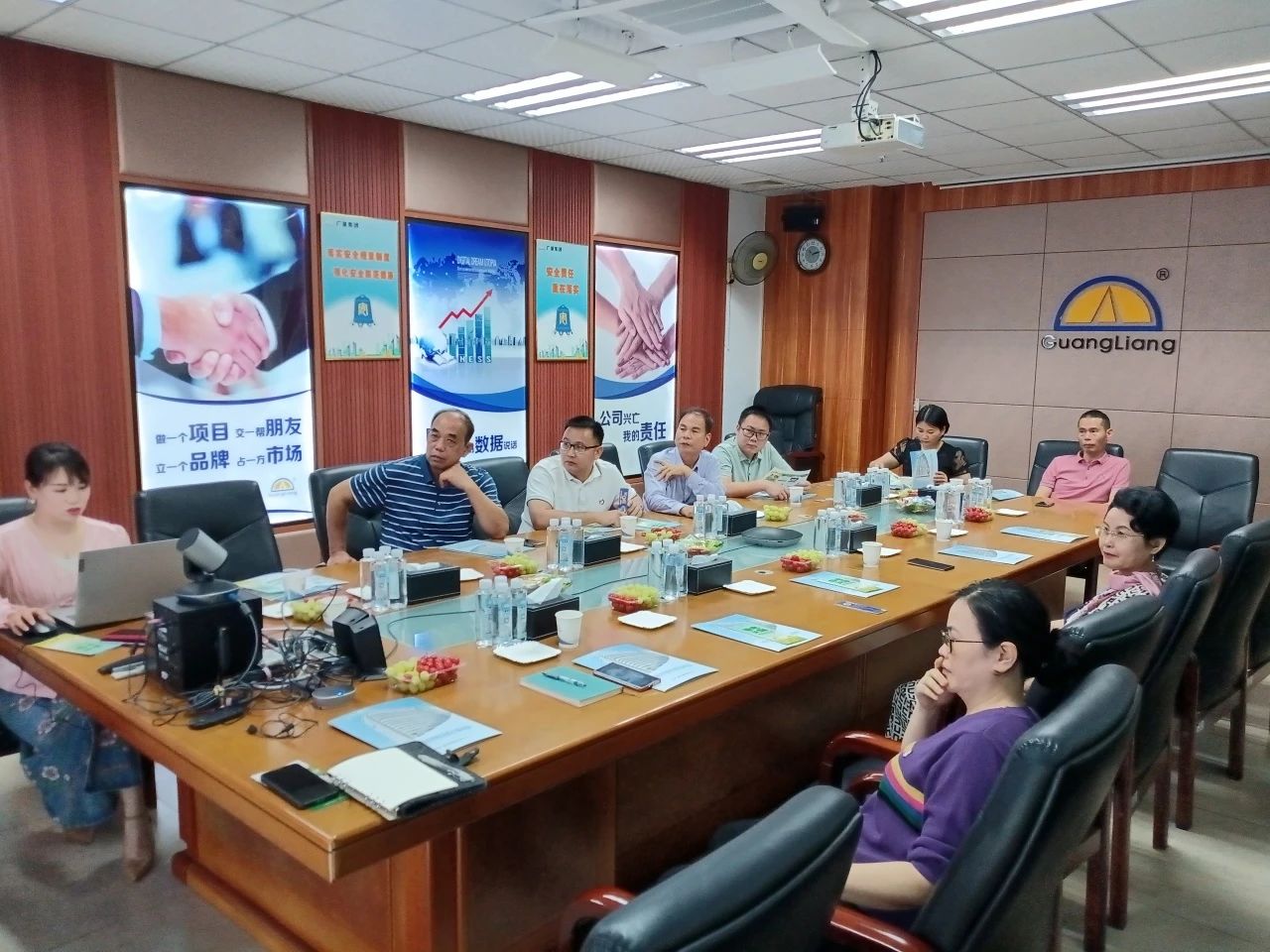 高州市根子镇政府党委及商会向导一行莅临威客电竞VKGAME集团交流座谈同营生长