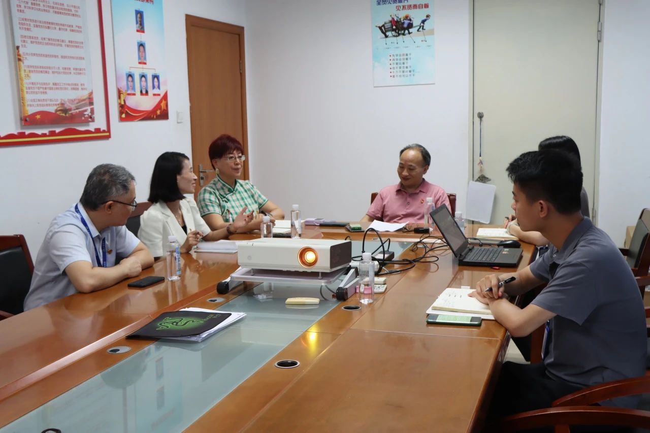 党旗飘扬，，共庆绚烂