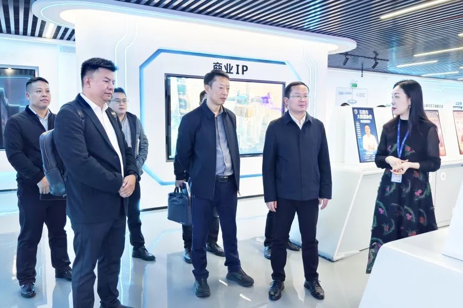 铜仁市大数据局党组书记、、局长雷宏一行莅临威客电竞VKGAME集团旅行交流